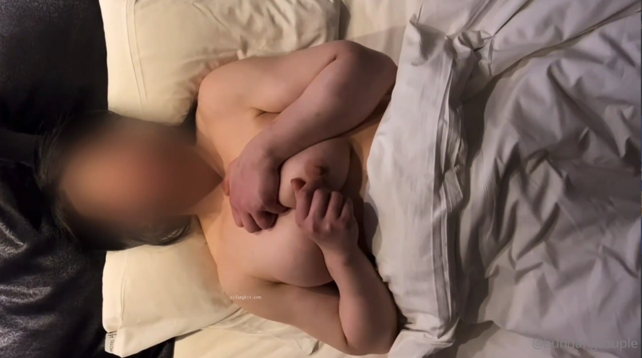 新人下海骚货妹妹！表情一脸淫骚！拿着易拉罐一顿舔，跪在椅子蜜桃美臀，搔首弄姿自摸扣穴